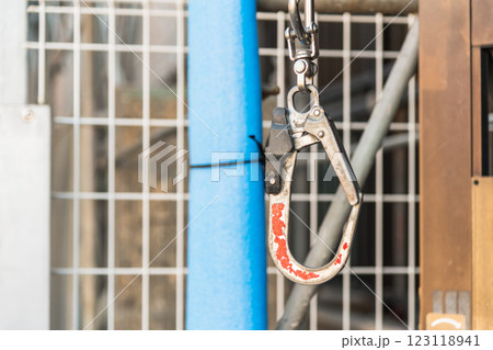 【マンション大規模修繕工事　安全帯】 123118941