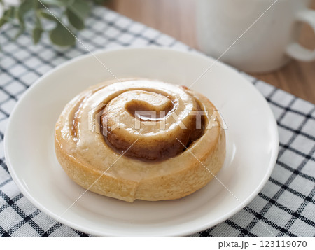 白い皿の上のシナモンロールとホットコーヒー 白い皿の上のシナモンロールとホットコーヒー 123119070