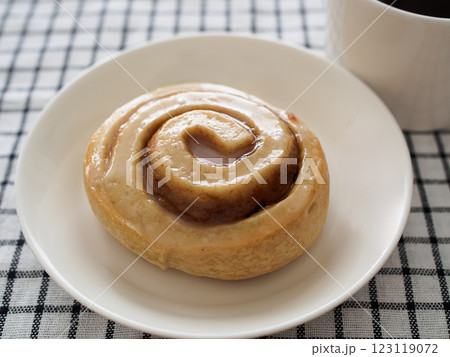 白い皿の上のシナモンロールとホットコーヒー 白い皿の上のシナモンロールとホットコーヒー 123119072