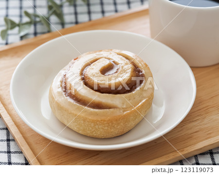 白い皿の上のシナモンロールとホットコーヒー 123119073