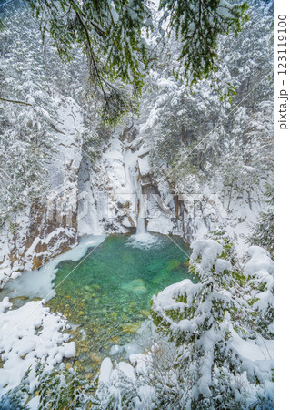 長野県南木曽町　冬の柿其渓谷の景色 123119100