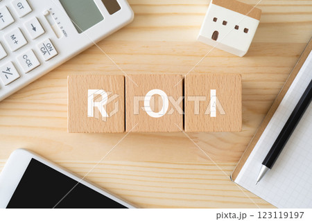 ROIと書かれたブロック、電卓、スマホ、建物の模型 ROIと書かれたブロック、電卓、スマホ、建物の模型 123119197