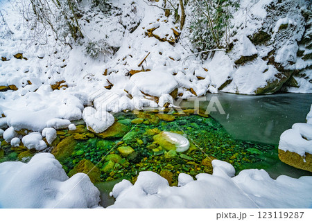 長野県南木曽町　冬の柿其渓谷の景色 123119287