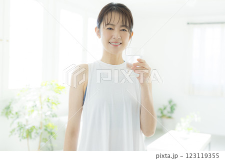 水を飲むミドル女性 123119355