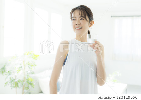 水を飲むミドル女性 123119356