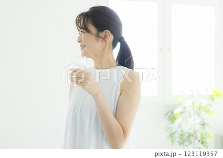 水を飲むミドル女性 123119357