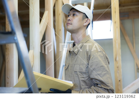 建築現場で働く男性 建築現場で働く男性 123119362