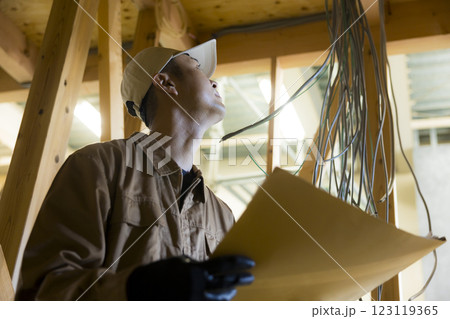 建築現場で働く男性 123119365