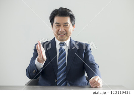 会議をするビジネスマン  123119432