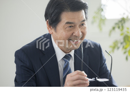 会議をするビジネスマン  123119435