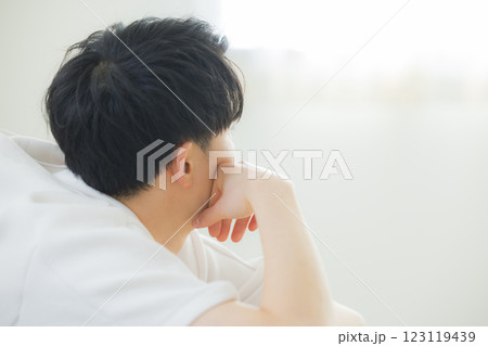 頬杖をつく若い男性 頬杖をつく若い男性 123119439
