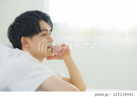 頬杖をつく若い男性  123119442
