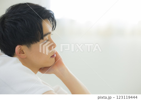 頬杖をつく若い男性  123119444
