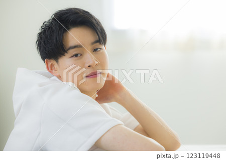 頬杖をつく若い男性 頬杖をつく若い男性 123119448
