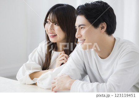 上を見て笑う男女　 123119451