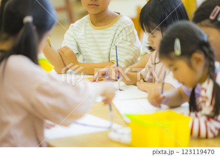 絵画教室 学童保育イメージ 絵画教室 学童保育イメージ 123119470
