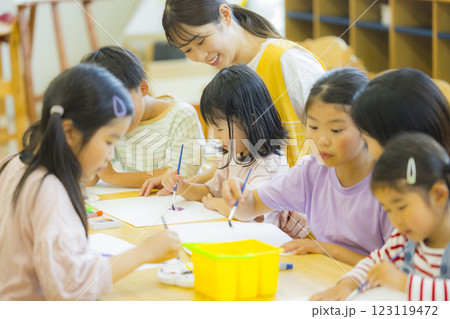 絵画教室 学童保育イメージ 絵画教室 学童保育イメージ 123119472