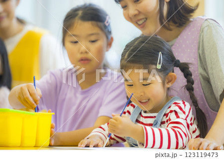 絵画教室　学童保育イメージ 123119473