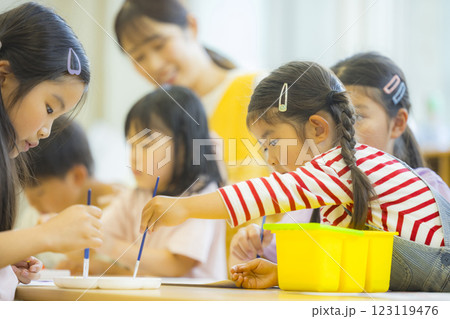 絵画教室　学童保育イメージ 123119476