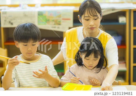 絵画教室　学童保育イメージ 123119481