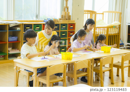 絵画教室　学童保育イメージ 123119483