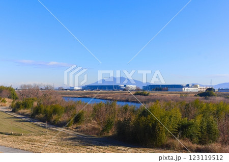 茨城県常総市鬼怒川越しに見える筑波山2025年2月 123119512