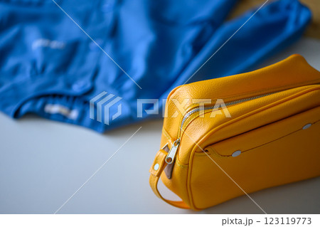 黄色の通園カバンと園服（スモック） 123119773