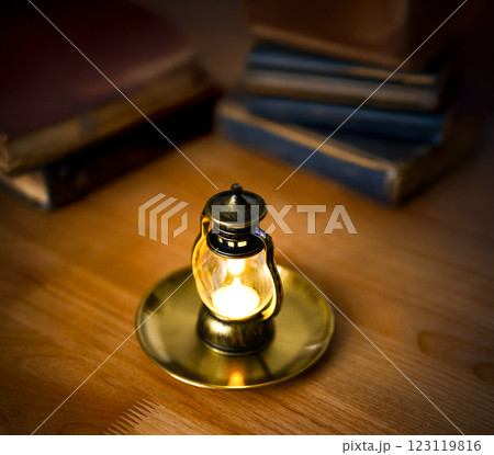 小さいライトの置かれたテーブル 小さいライトの置かれたテーブル 123119816