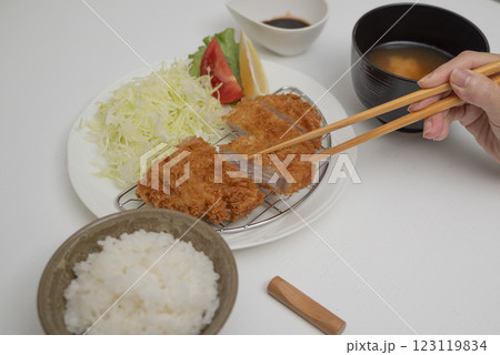 豚カツ定食箸上げ 豚カツ定食箸上げ 123119834
