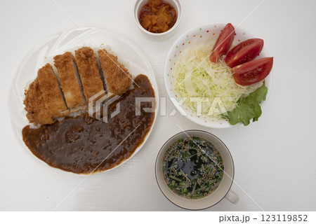 皆んな大好きカツカレー 123119852