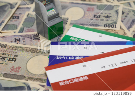 緑、青、赤の銀行の通帳とATM 緑、青、赤の銀行の通帳とATM 123119859