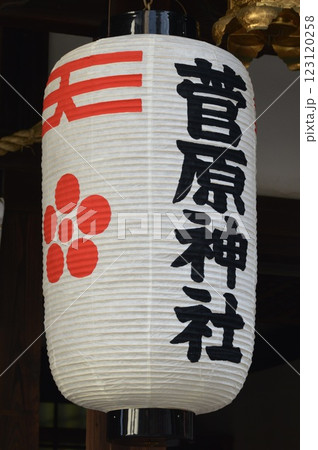 「梅鉢紋・菅原神社」の提灯(菅原神社 拝殿/大阪府堺市堺区戎之町東2-1-38) 「梅鉢紋・菅原神社」の提灯(菅原神社 拝殿/大阪府堺市堺区戎之町東2-1-38) 123120258