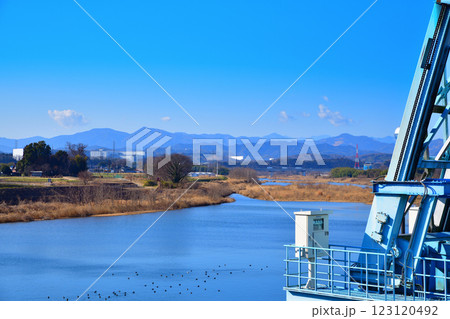風光明媚 荒川本流の風景 秩父山並 深谷市 六堰頭首工付近 風光明媚 荒川本流の風景 秩父山並 深谷市 六堰頭首工付近 123120492