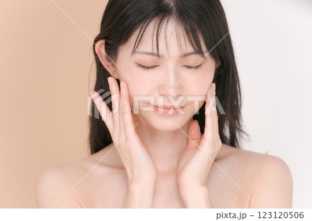 スキンケアをする女性 スキンケアをする女性 123120506