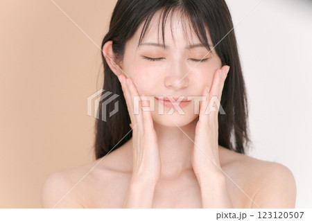 スキンケアをする女性 スキンケアをする女性 123120507