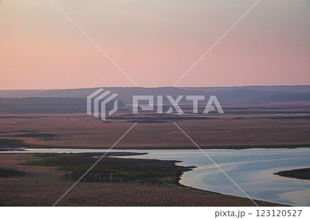 残照に照らされる北海道浜中町琵琶瀬の風景 残照に照らされる北海道浜中町琵琶瀬の風景 123120527