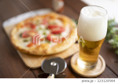 夏はやっぱり生ビールにピザ 123120564