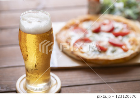 夏はやっぱり生ビールにピザ 夏はやっぱり生ビールにピザ 123120570