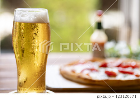 夏はやっぱり生ビールにピザ 夏はやっぱり生ビールにピザ 123120571