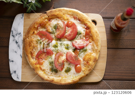 手作りマルゲリータピザ 123120606