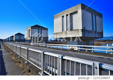 重忠橋からの眺め 深谷市 六堰頭首工付近 重忠橋からの眺め 深谷市 六堰頭首工付近 123120607