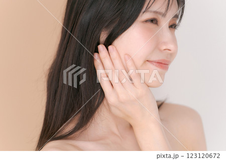 スキンケアに満足する女性 123120672