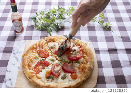 手作りマルゲリータピザカット 手作りマルゲリータピザカット 123120833