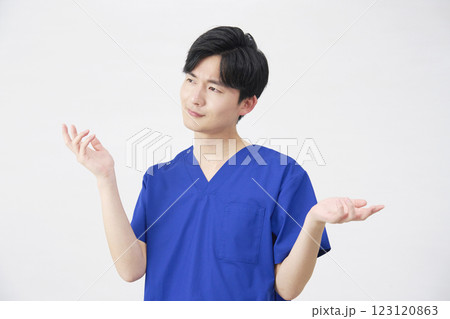 医者・看護師・歯科医師・介護士 男性 ギブアップ 白背景 医者・看護師・歯科医師・介護士 男性 ギブアップ 白背景 123120863