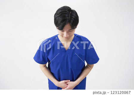 医者・看護師・歯科医師・介護士　男性　お辞儀　白背景 123120867