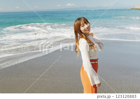 砂浜を楽しむ女性 123120883