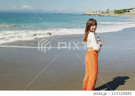 砂浜を楽しむ女性 123120885