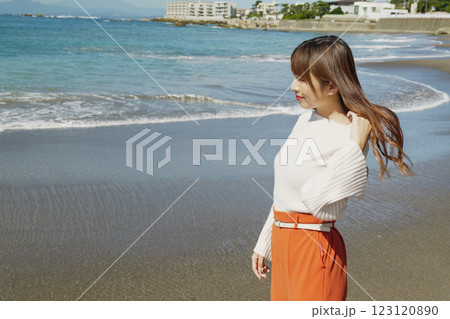 砂浜を楽しむ女性 砂浜を楽しむ女性 123120890