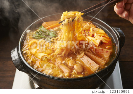 熱々なプデチゲ食べる 123120991