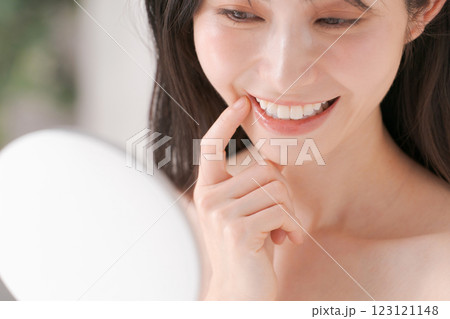 綺麗な歯で微笑む女性 綺麗な歯で微笑む女性 123121148
